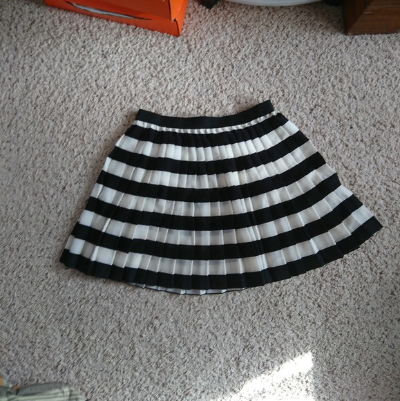 H&M Black and White Stripes Pleated Skirt - Picture 1 of 2